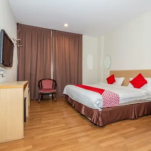 ** Hotel Oyo 1155 906 Batu Berendam Malaysia